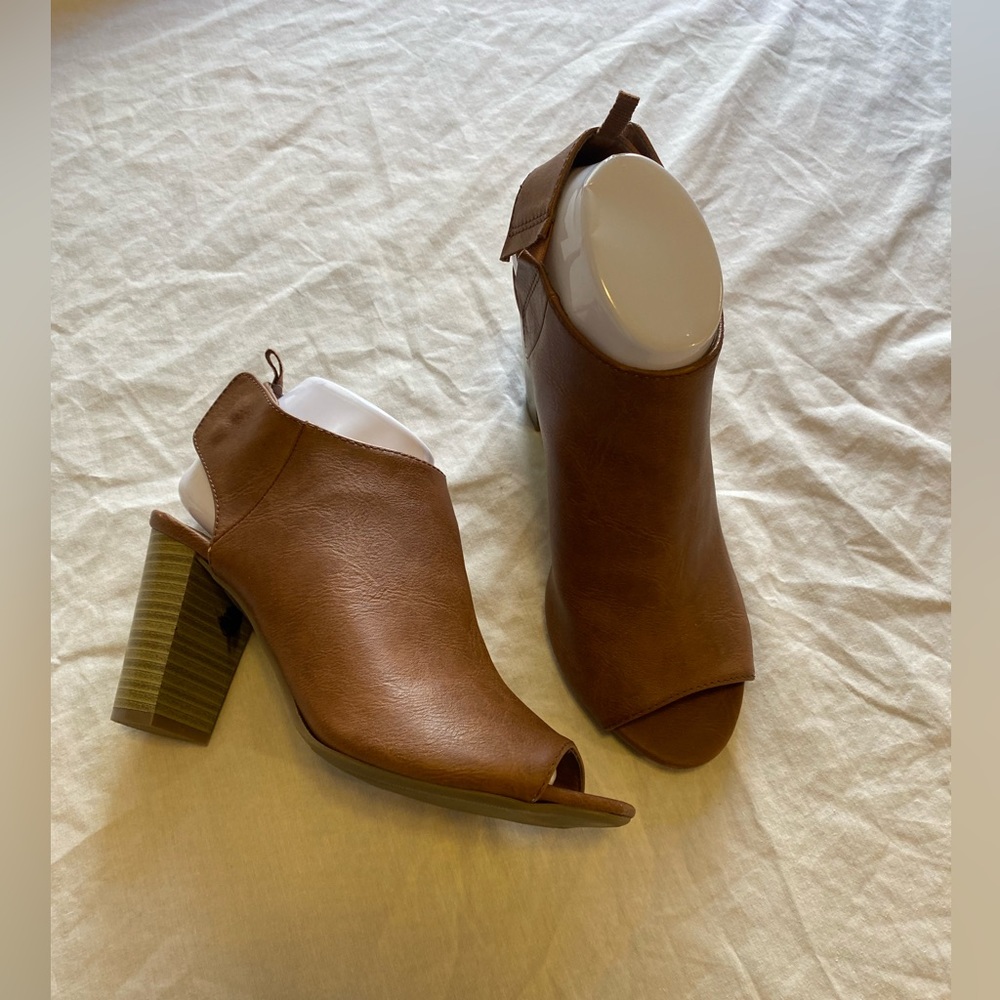 Woman’s open toe ankle boots size M GAP